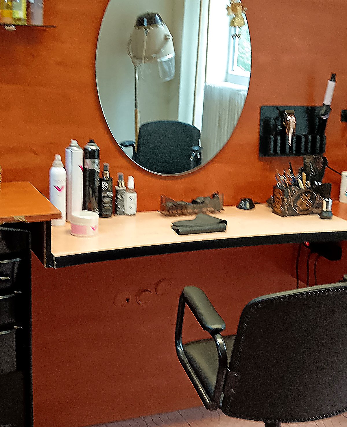 A Charm Fodrászat belső tere, stylist munkaállomással és tükrökkel